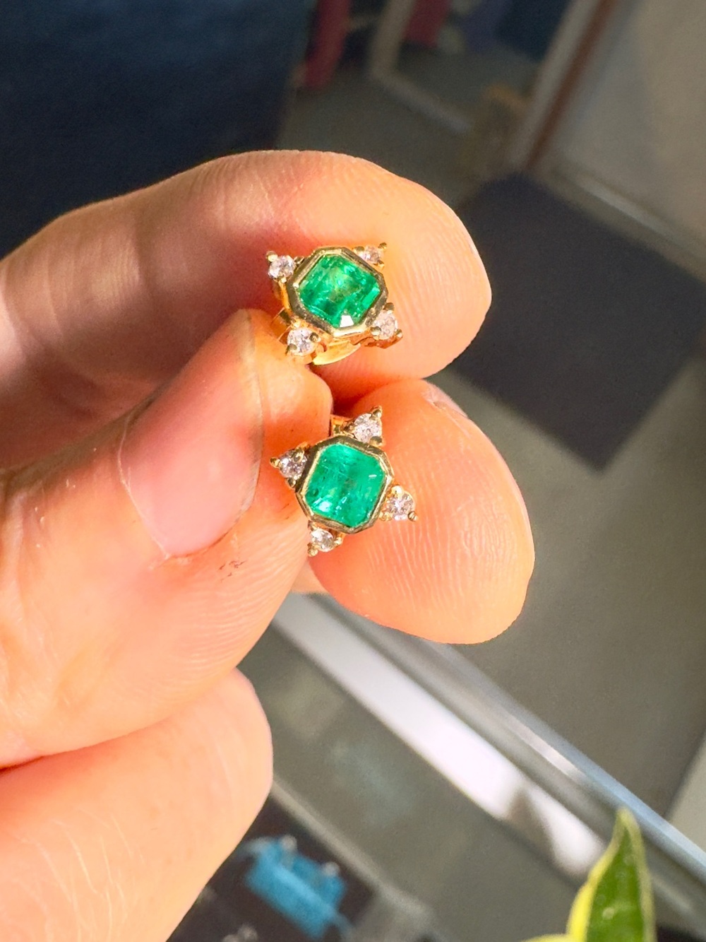 18k Emerald & Diamond Stud earrings - Picture 11 of 11